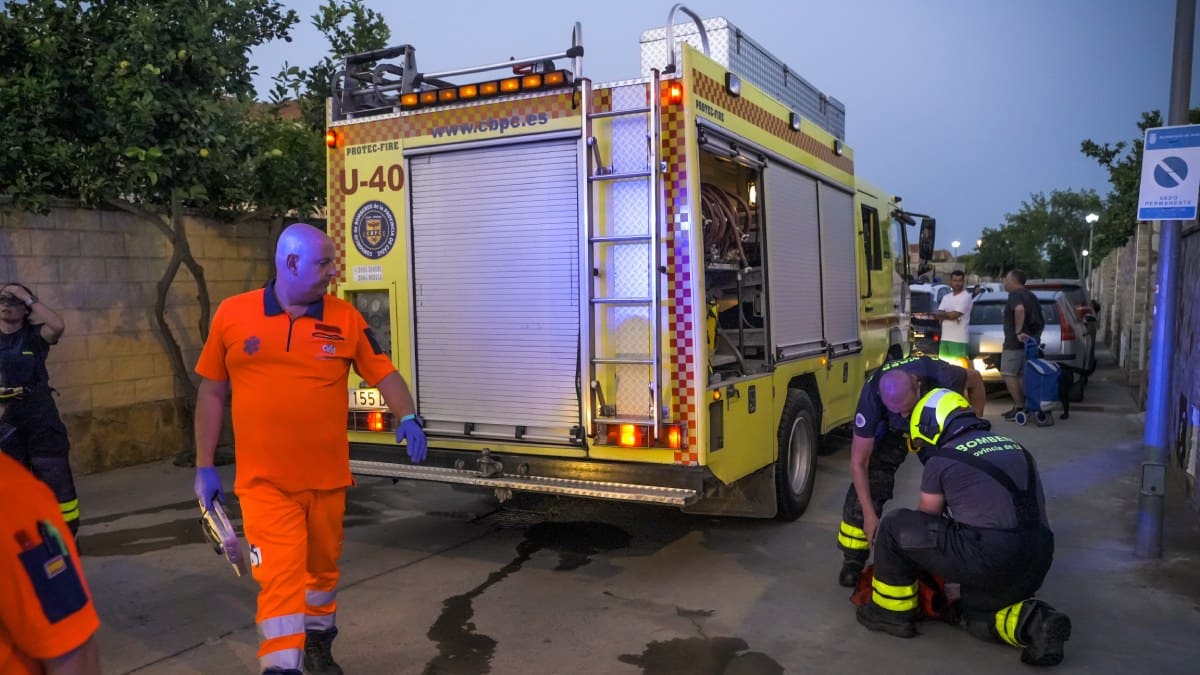 Fuerzas y cuerpos de seguridad del Estado rescataron a una persona del interior de la vivienda | Rafa Domínguez