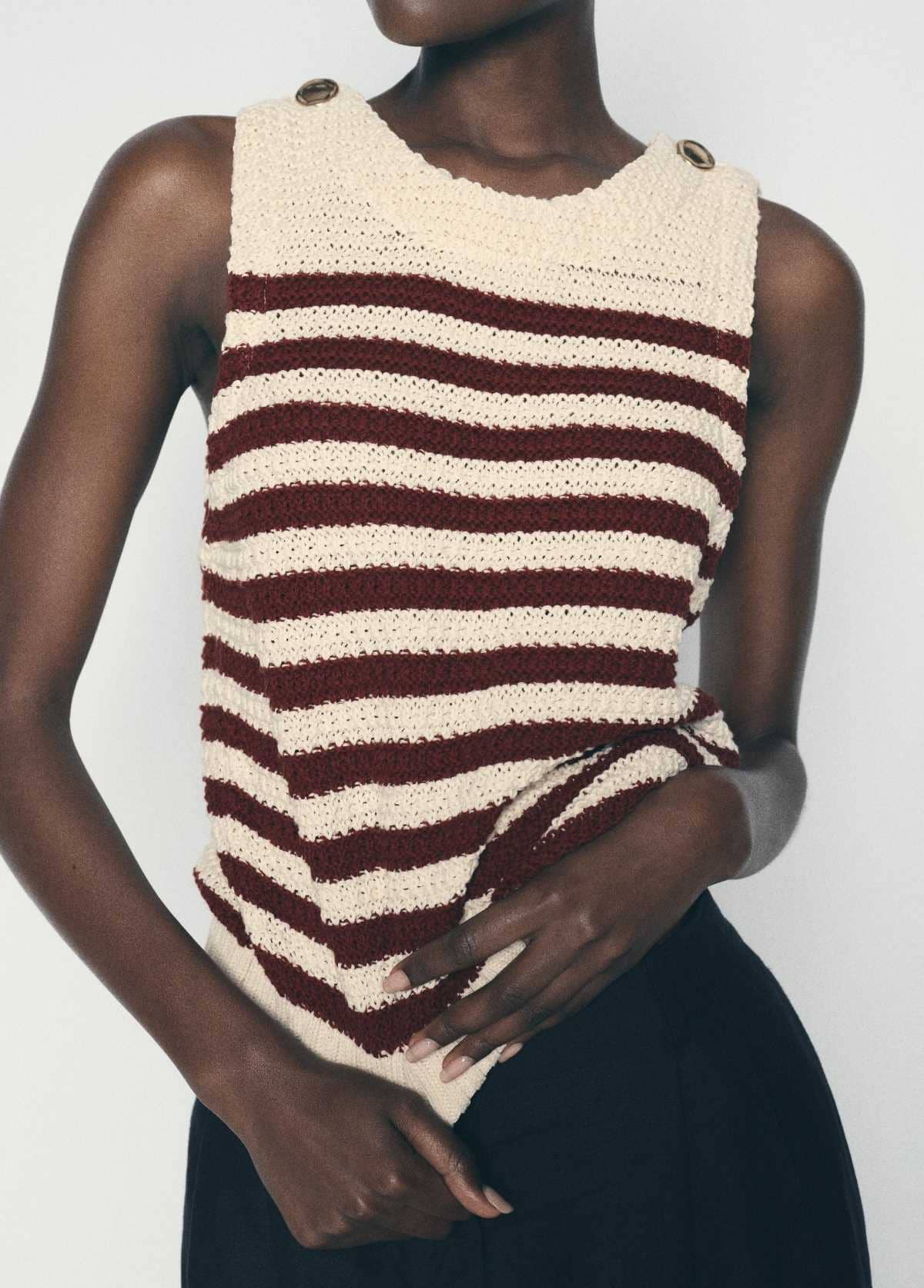 Top sisa punto botones bordados de Zara