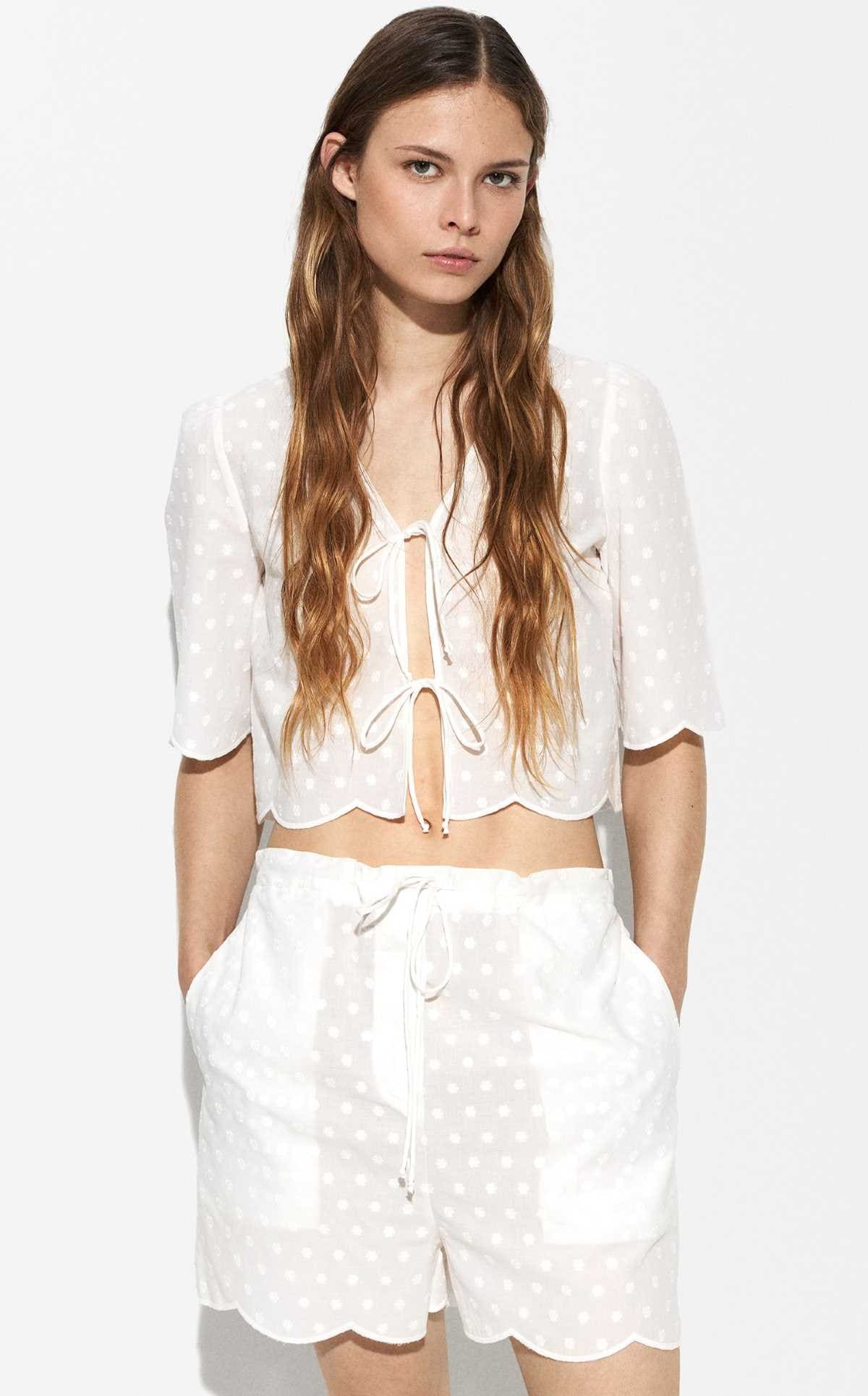 Conjunto de top y pantalón bordado con topos de Parfois