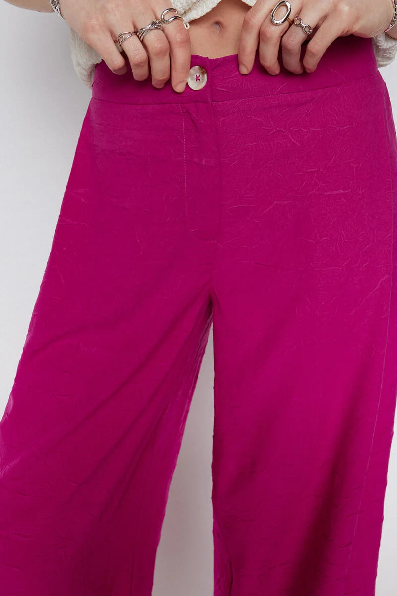 El pantalón efecto arrugado de color lila de Cortefiel