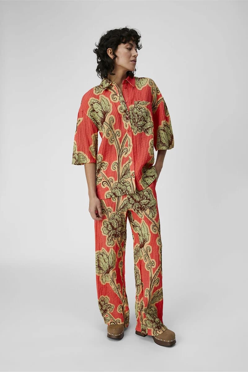 El pantalón ancho estampado Ecovero de Cortefiel