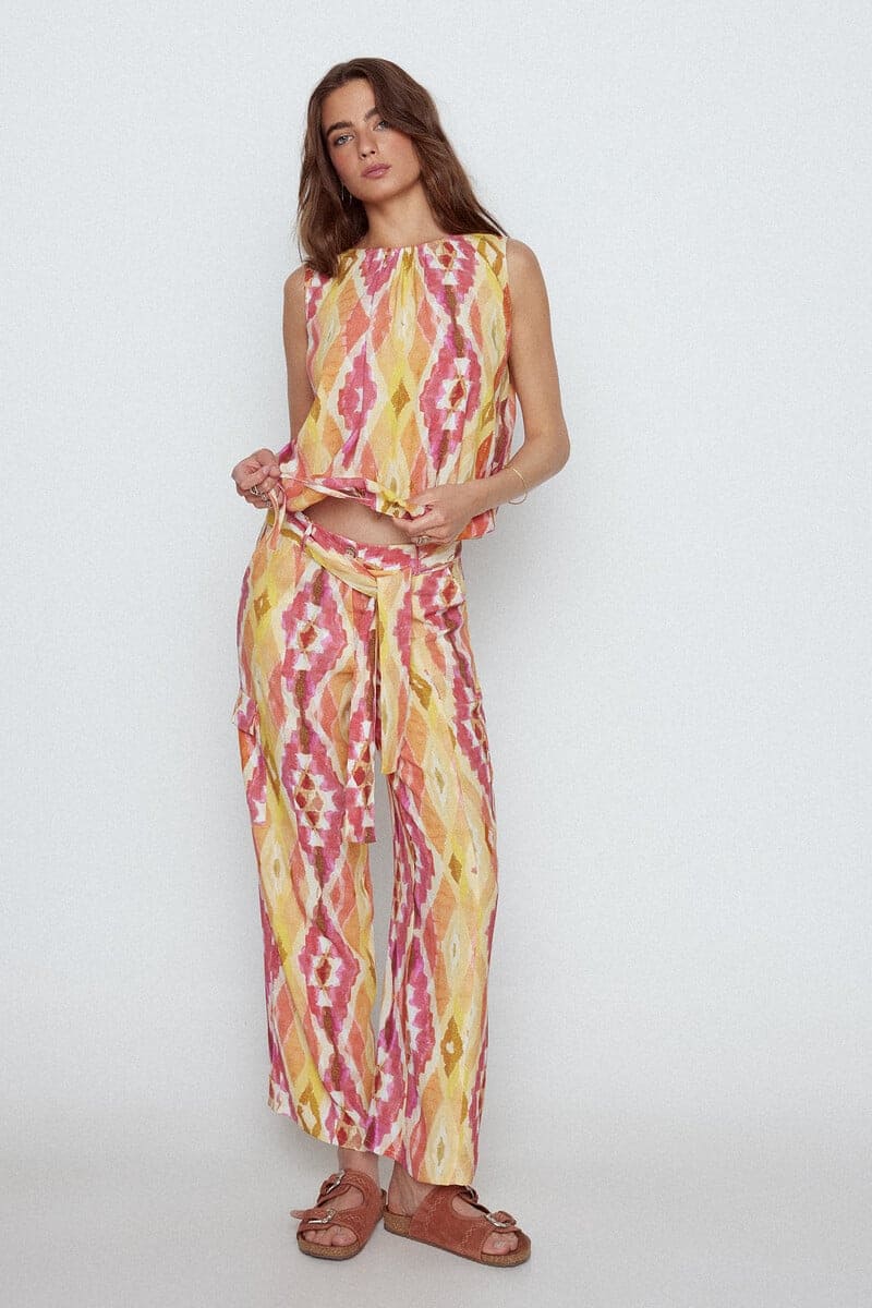 El pantalón cargo estampado de Cortefiel