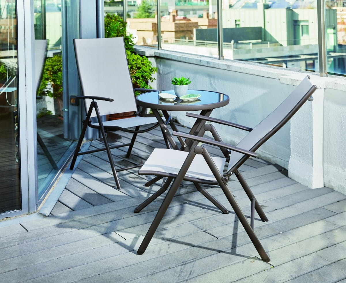 Una terraza con muebles de Carrefour