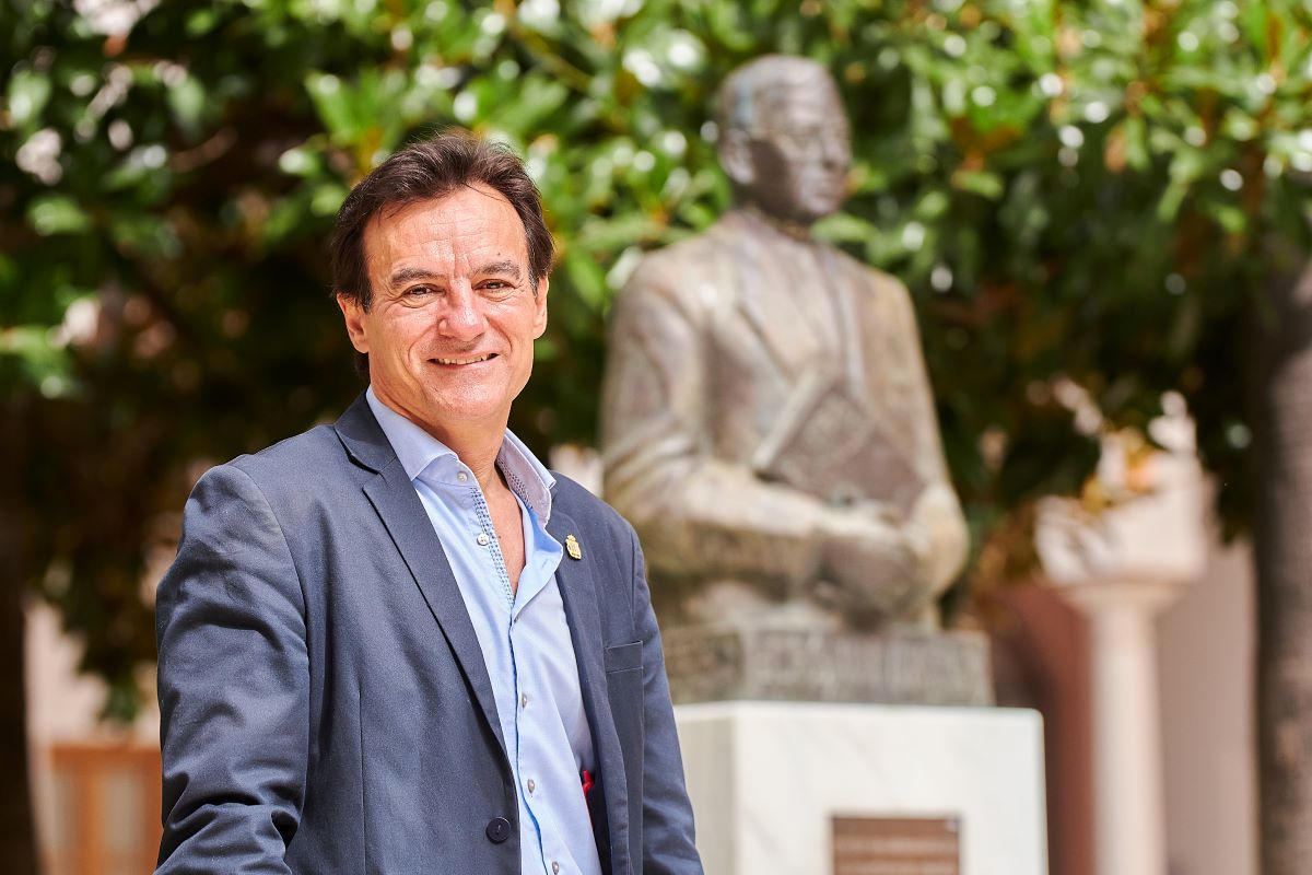 Agustín González en el patio central del Parlamento de Andalucía | Salva López para El MIRA