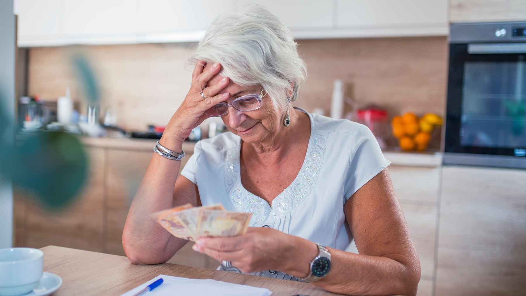 Una pensionista revisa el estado de su pensión de la Seguridad Social