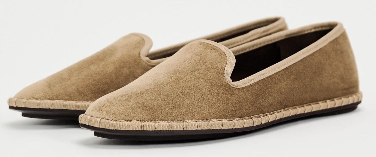 Zapato plano terciopelo de Zara