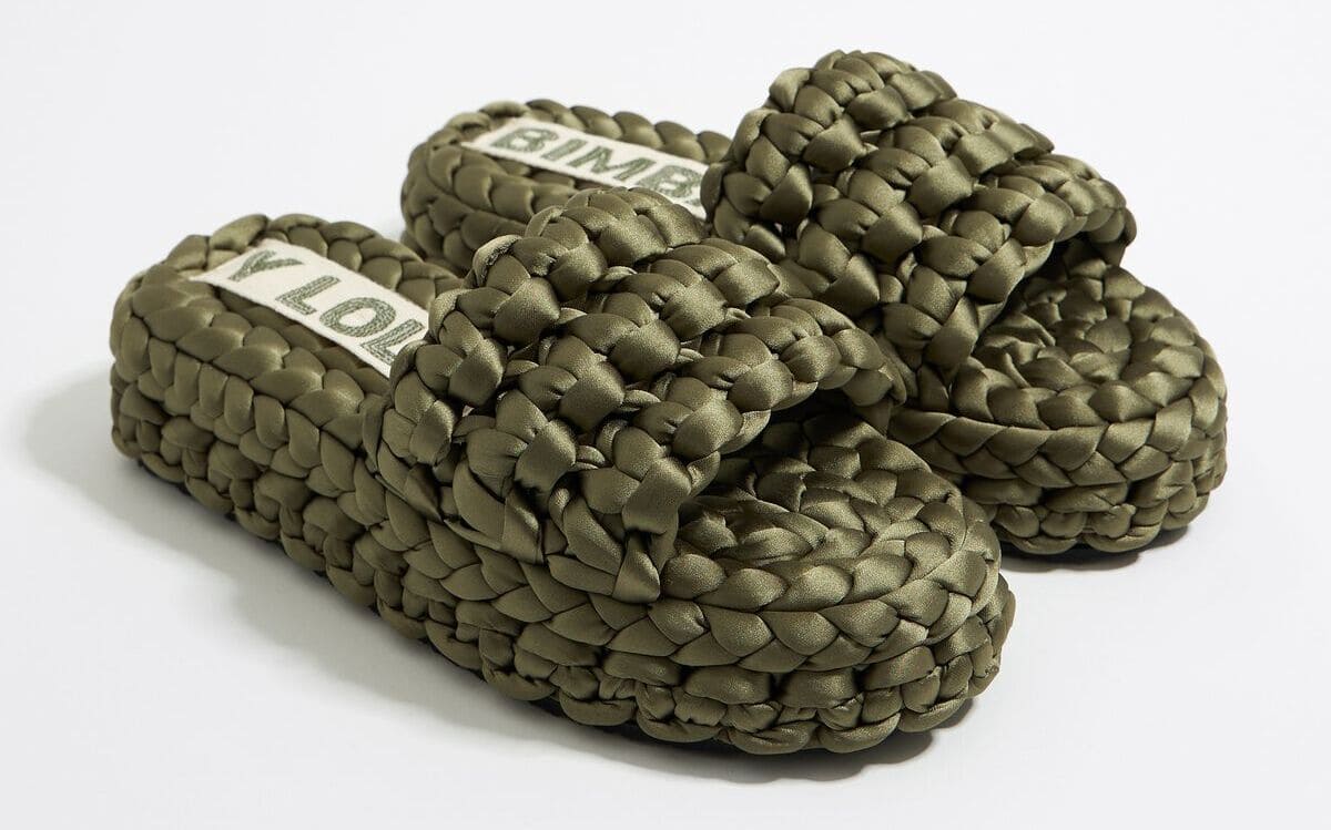 Las sandalias planas trenzadas verdes de Bimba y Lola