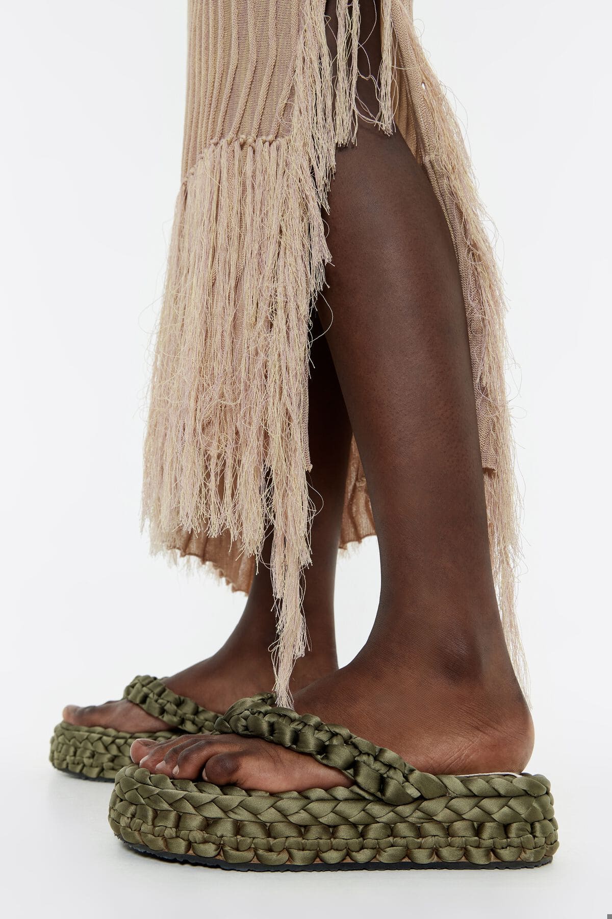 Las sandalias planas de dedo con diseño trenzado en color verde de Bimba y Lola