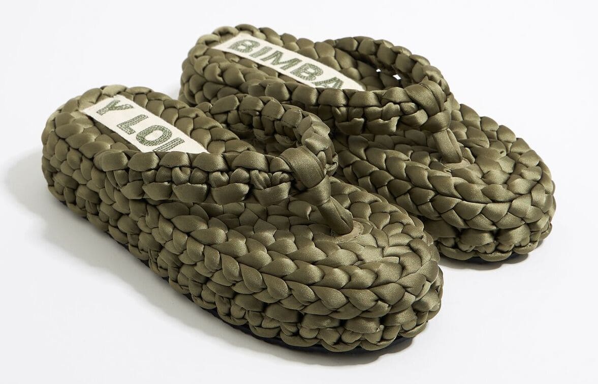 Las sandalias planas de dedo con diseño trenzado en color verde de Bimba y Lola