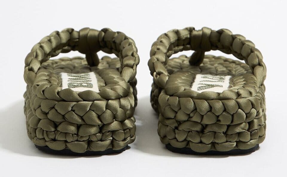 Las sandalias planas de dedo con diseño trenzado en color verde de Bimba y Lola