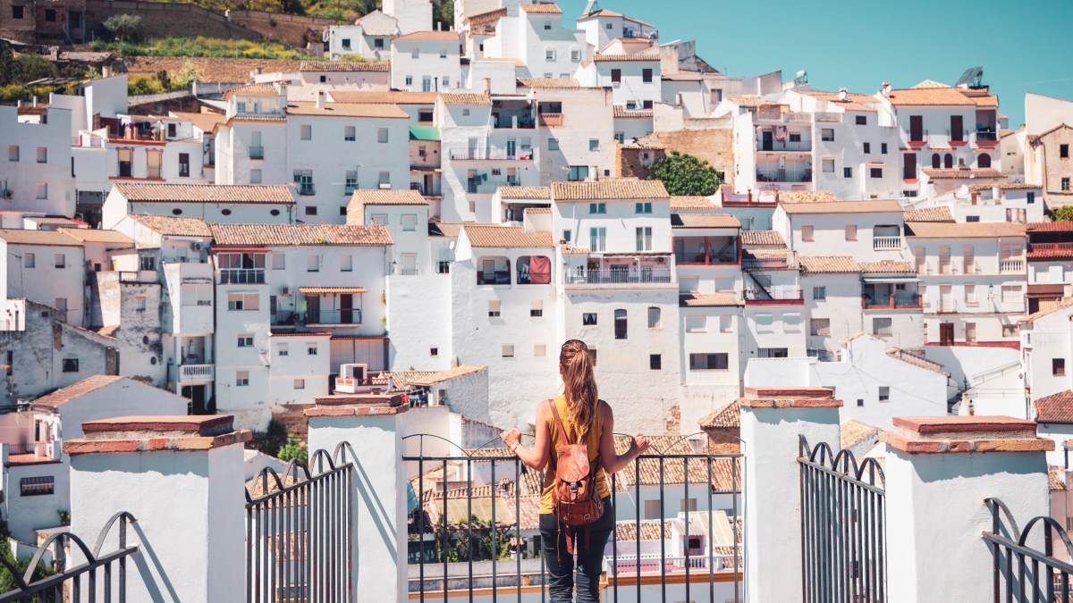 Turista disfrutando de la vista del pueblo blanco de Setenil de las Bodegas, Cádiz