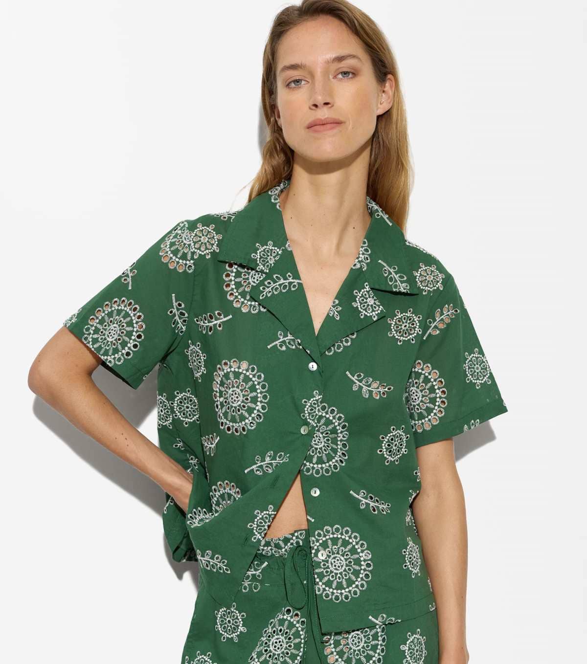 Exclusivo online - camisa bordada perforada de Parfois