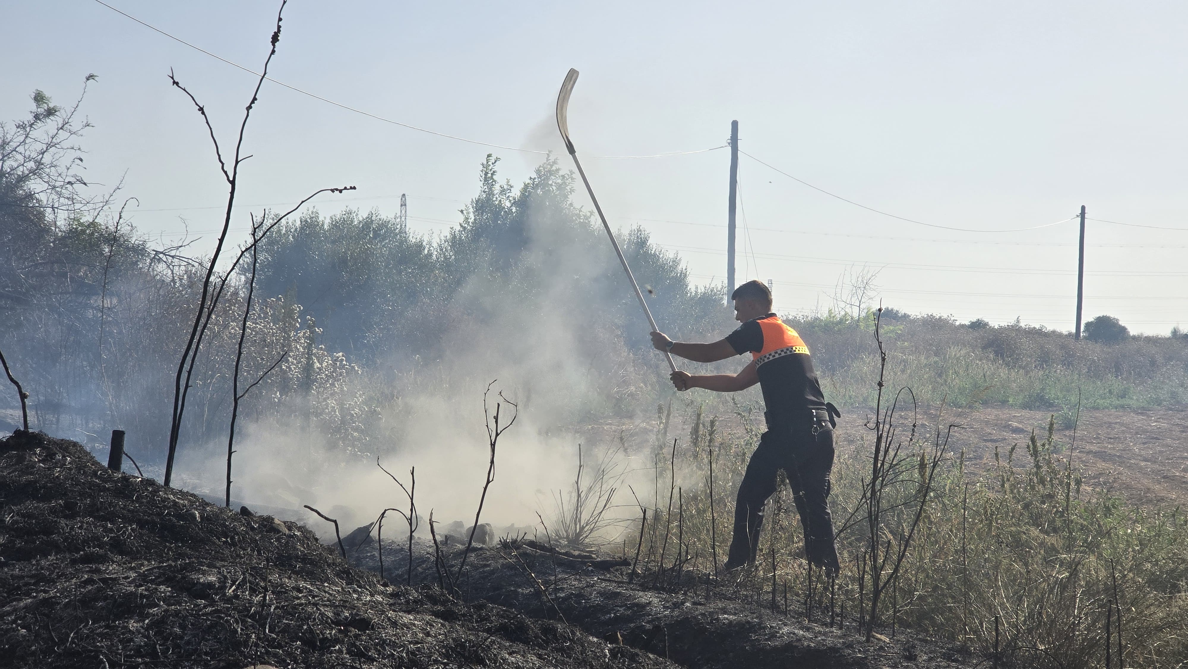 Voluntario de la Agrupación Local de Protección Civil de Jerez en un incendio