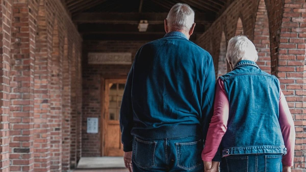 Dos ancianos de espaldas