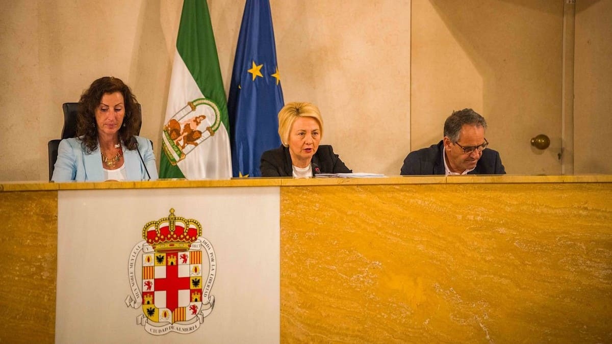 La concejal de Urbanismo, Eloisa Cabrera, en el centro de la imagen