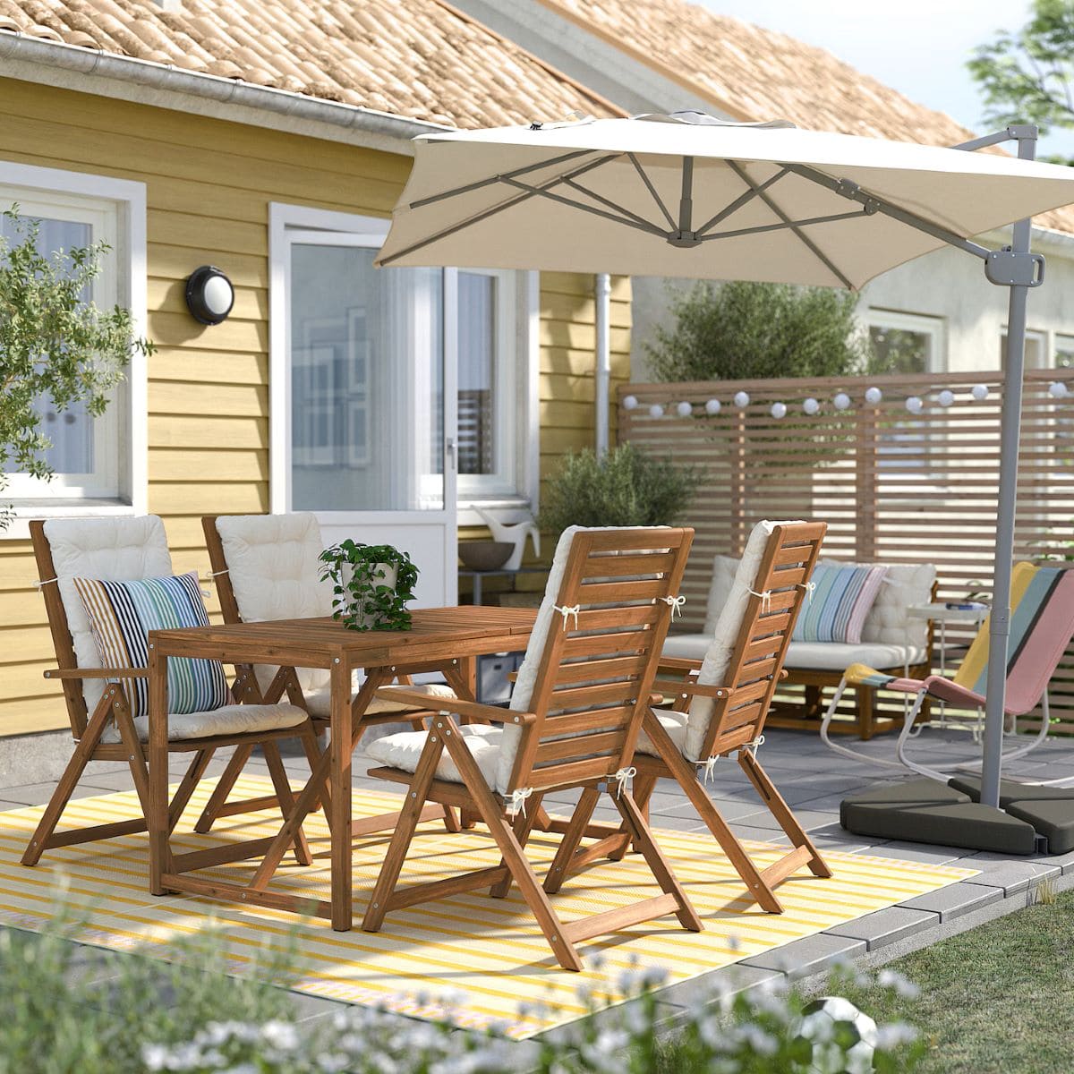 Parasol colgante e inclinable de la serie SVALÖN de Ikea