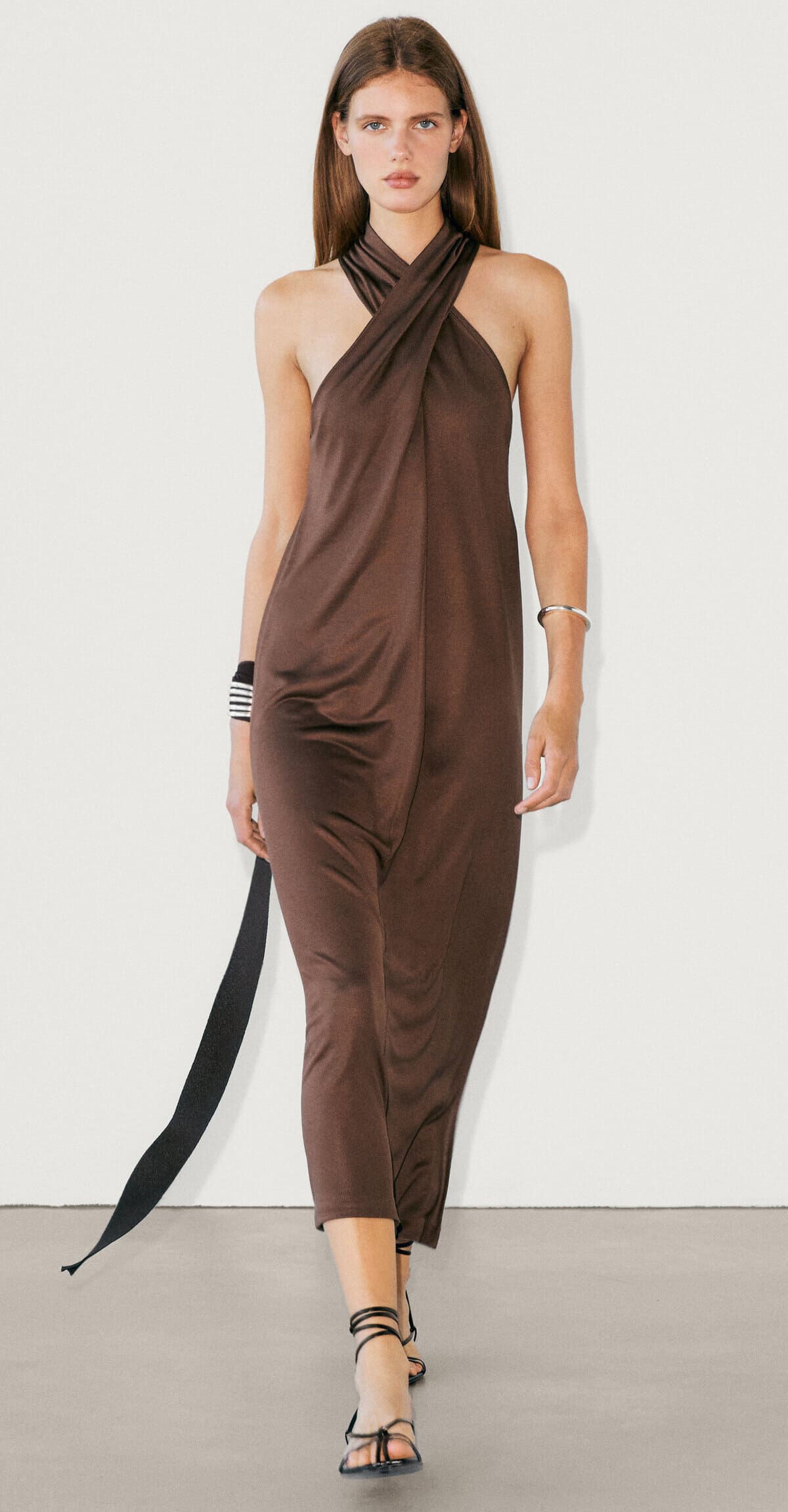 El vestido midi con cuello halter cruzado marrón de Massimo Dutti