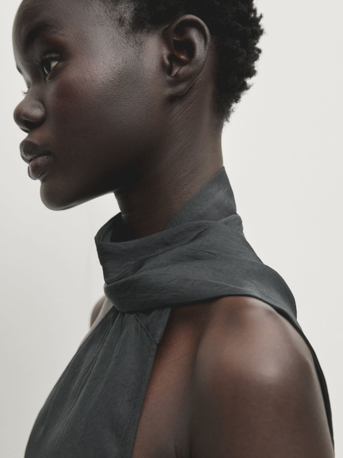 El vestido midi con detalle de cuello con lazada de Massimo Dutti