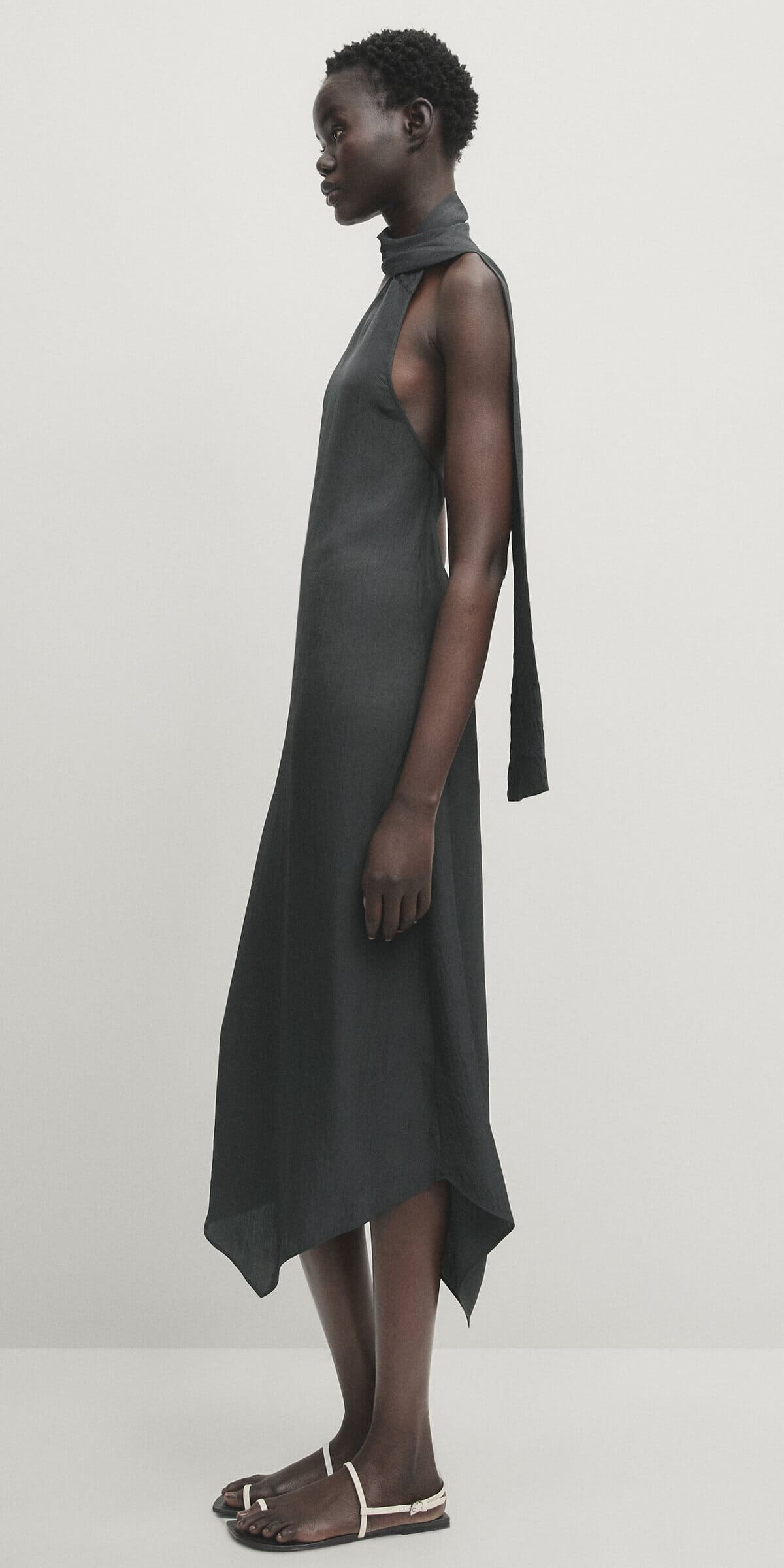 El vestido midi con detalle de cuello con lazada de Massimo Dutti