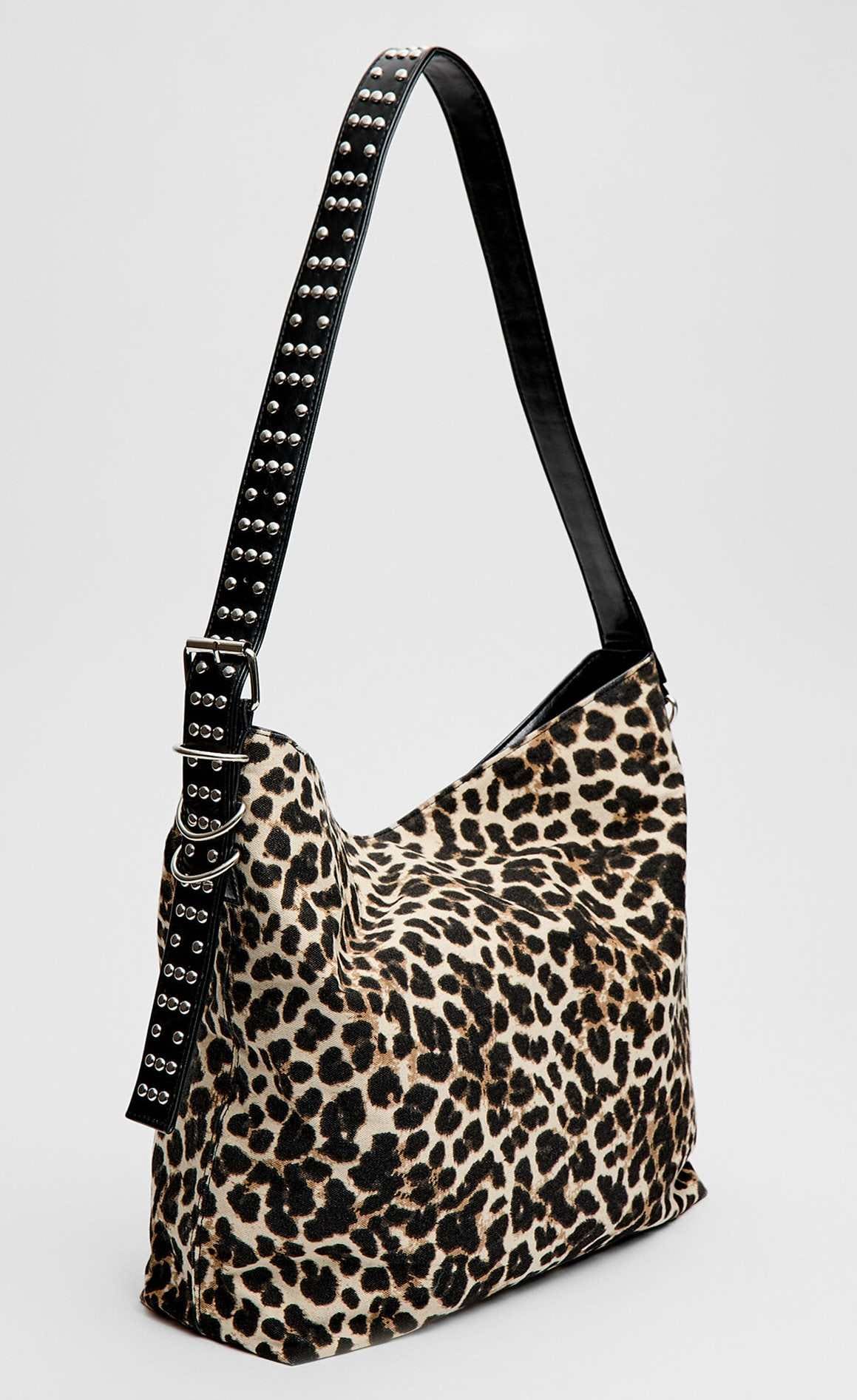 Bolso bucket estampado leopardo de Stradivarius