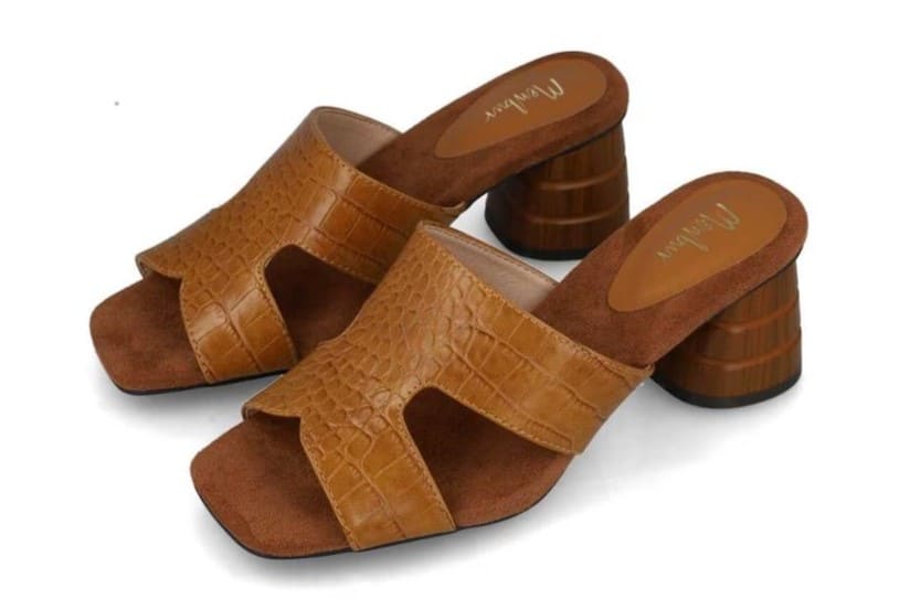 Sandalias de tacón con textura de piel de cocodrilo Menbur