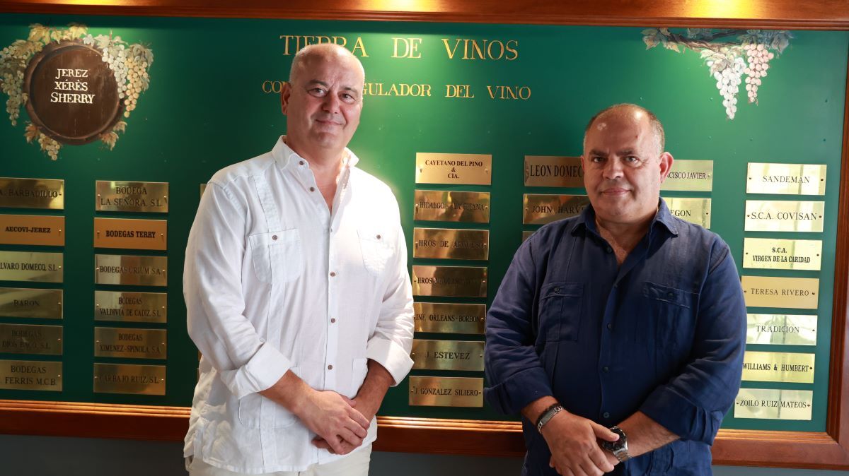 Juan Sañudo y Fulgencio Meseguer junto a la placa de Cayetano del Pino en el Hotel Jerez | Cristo García