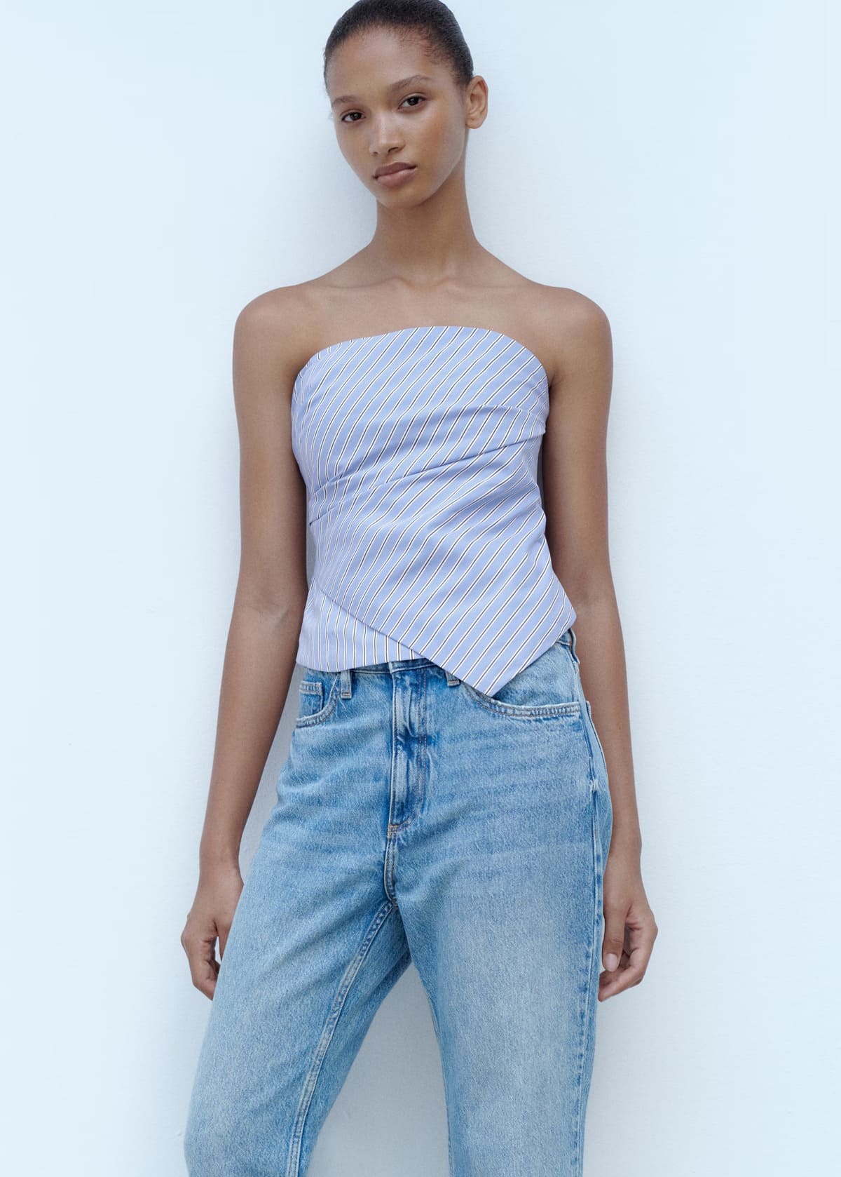 El nuevo top de palabra de honor con estampado a rayas de Mango