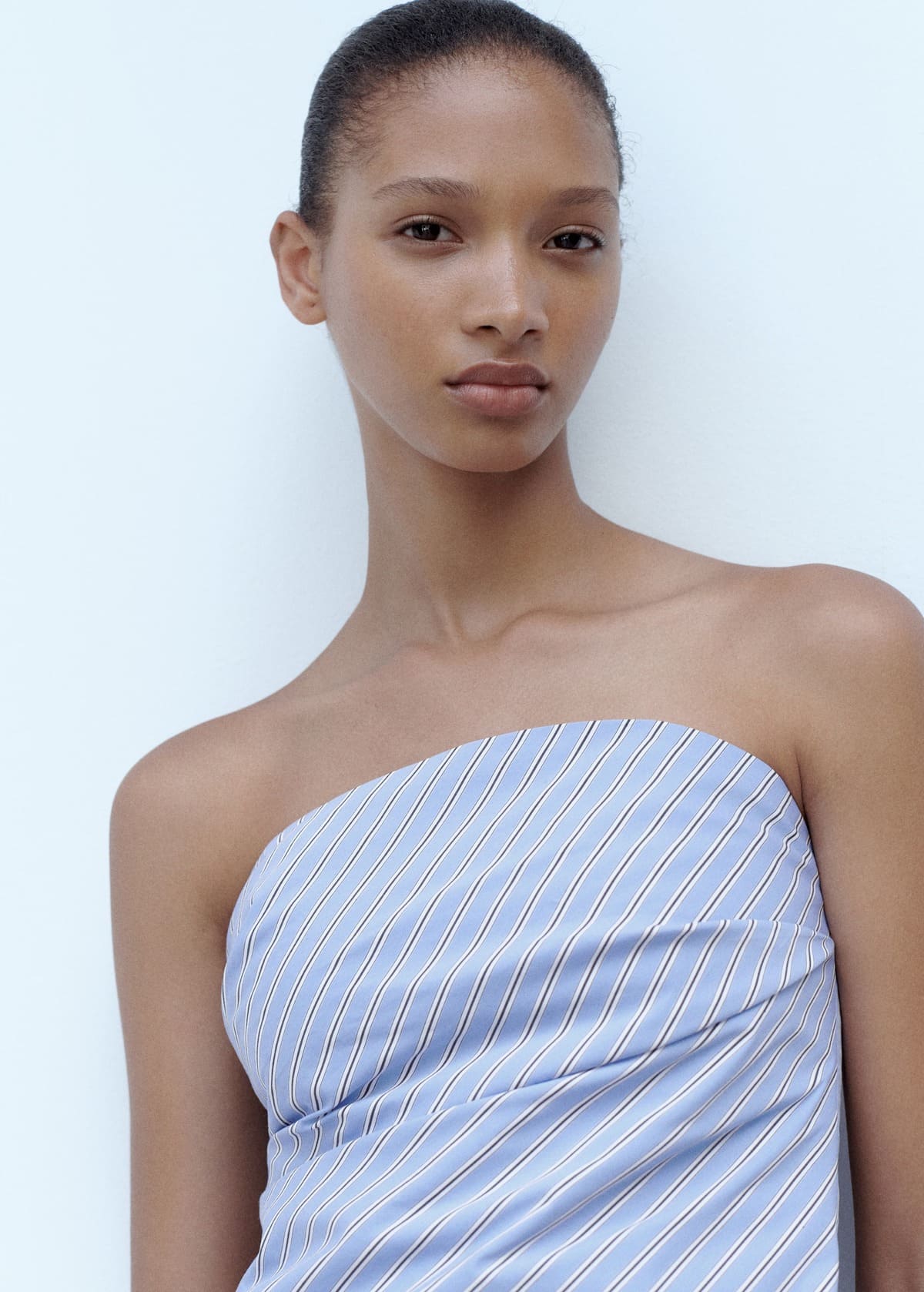 El nuevo top de palabra de honor con estampado a rayas de Mango