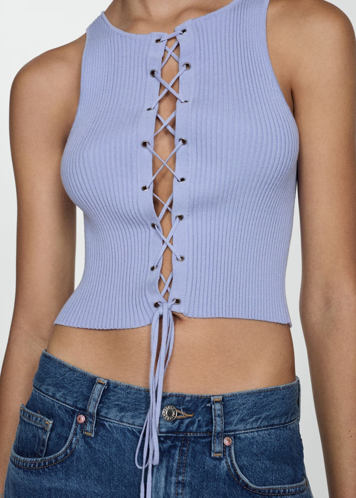 El nuevo top de punto con lazo azul celeste de Mango