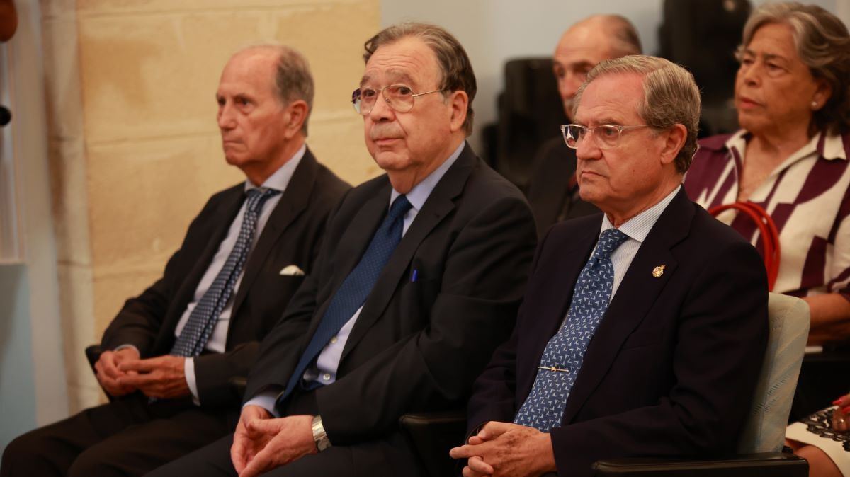 El Pleno aprueba conceder la Medalla de Oro de Jerez a la Real Academia de San Dionisio | Cristo García