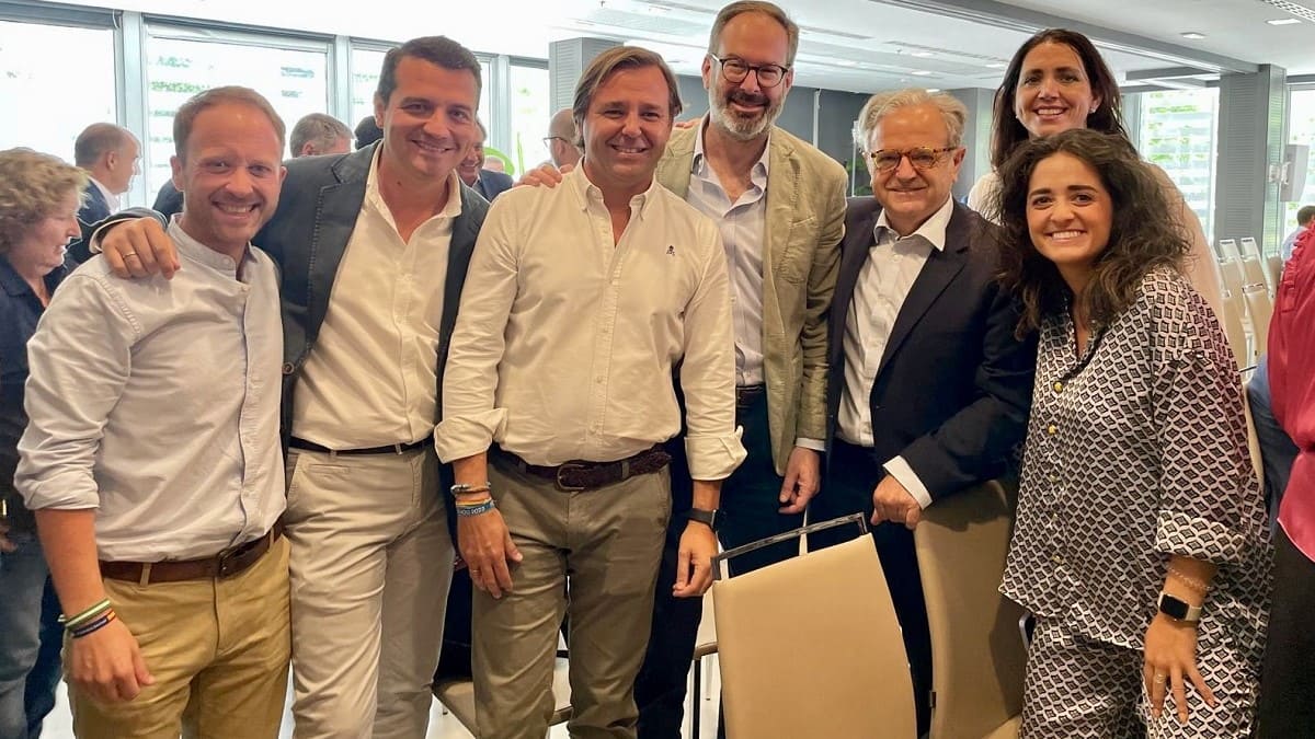 Antonio Repullo, en el centro de la imagen, junto a otros dirigentes populares