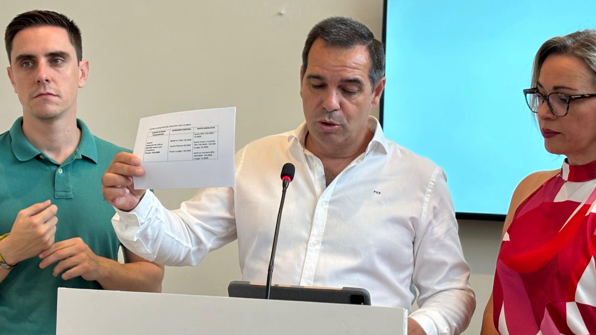 Pedro Gallardo, junto al secretario general del PP de Jerez, Jaime Espinar y Susana González