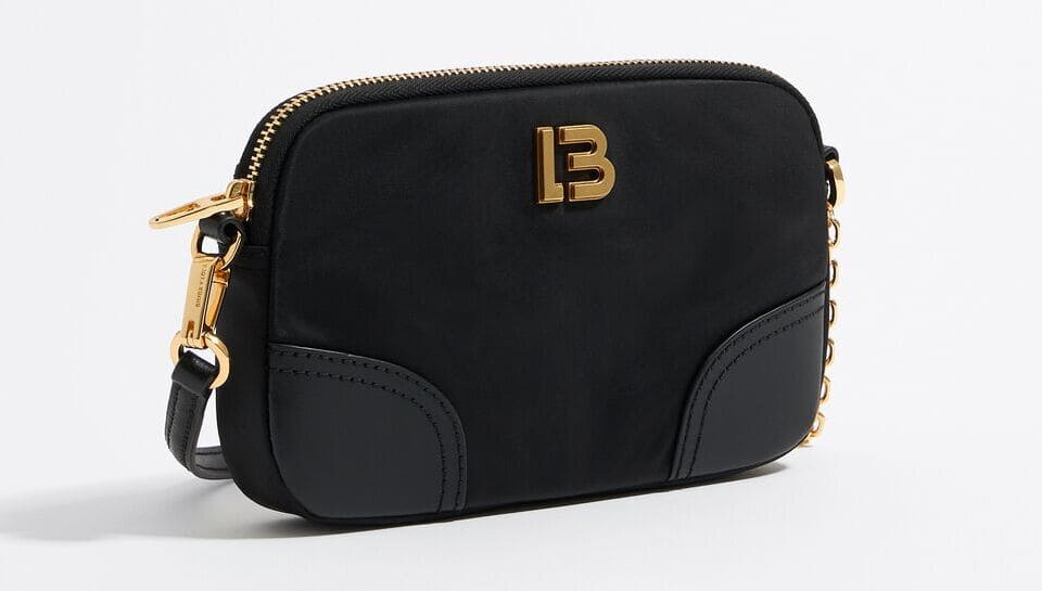 El bolso bandolera mini de nylon en color negro de Bimba y Lola