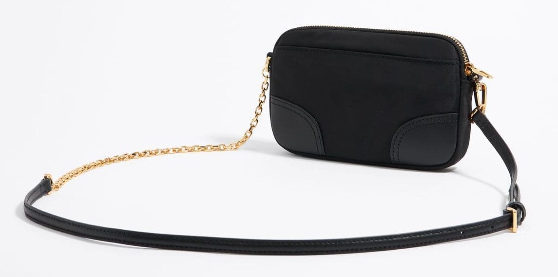 El bolso bandolera mini de nylon en color negro de Bimba y Lola