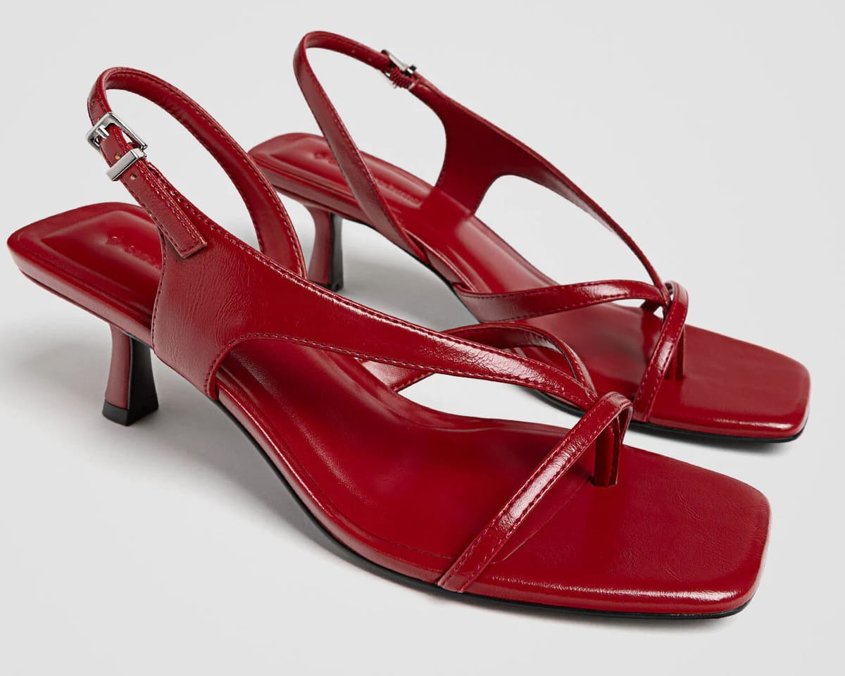 Las sandalias con tacón y tiras de color rojo de Stradivarius