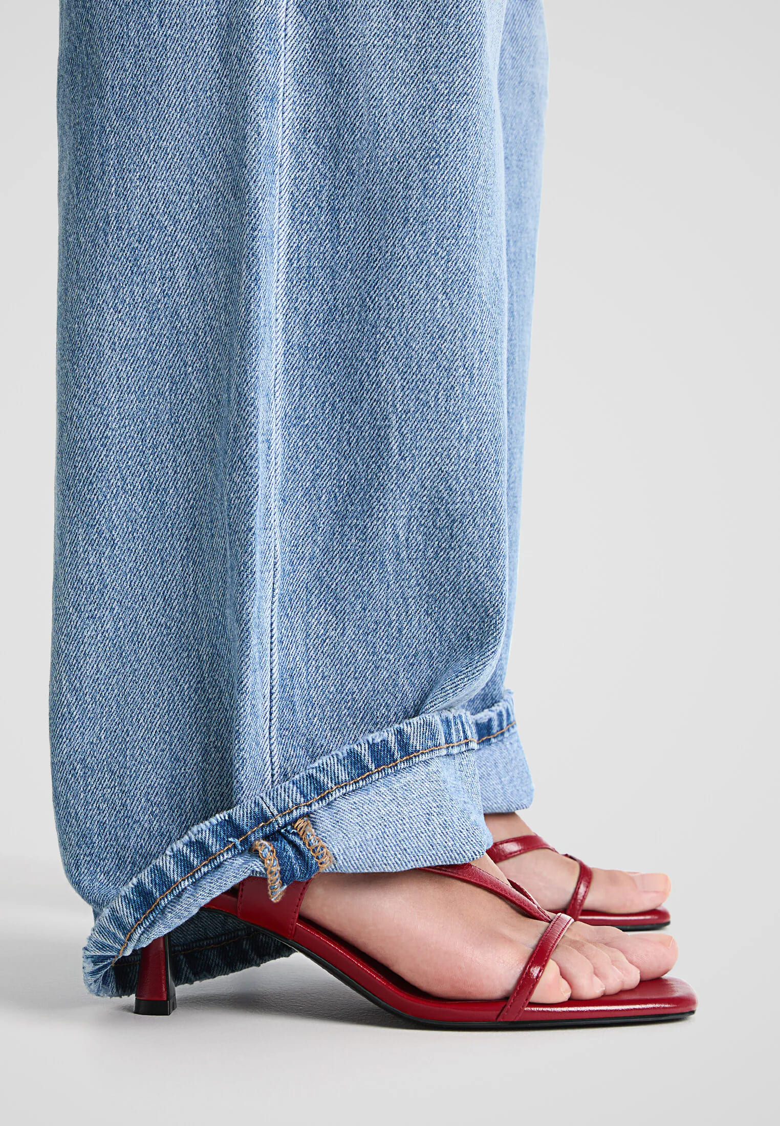 Las sandalias con tacón y tiras de color rojo de Stradivarius