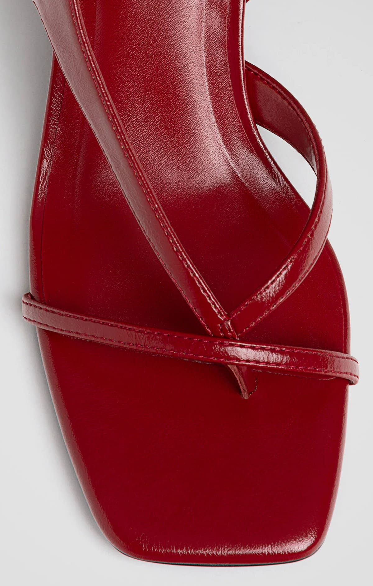 Las sandalias con tacón y tiras de color rojo de Stradivarius