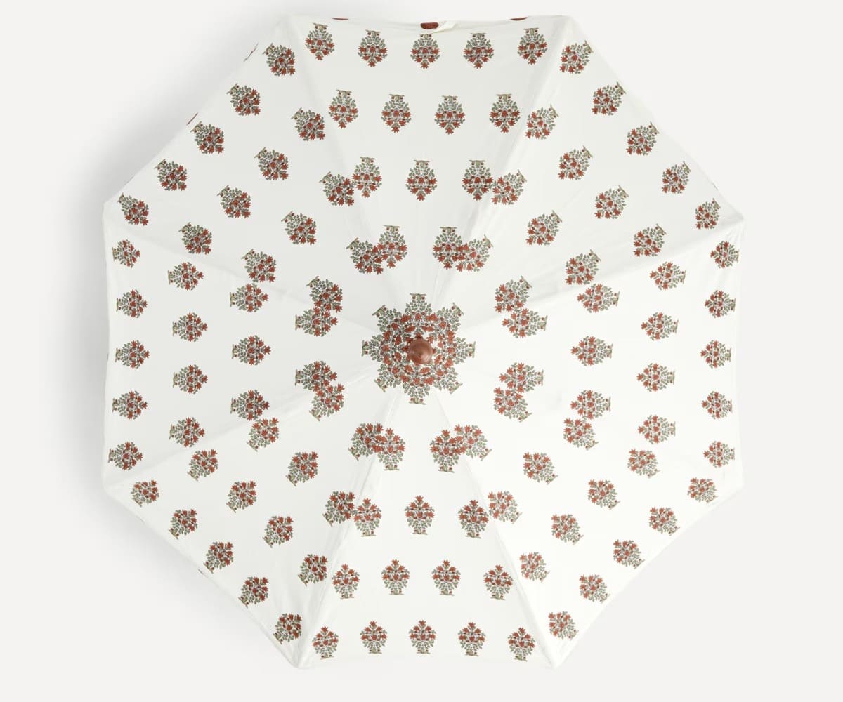 El parasol de madera Duna con acabado en flecos de El Corte Inglés