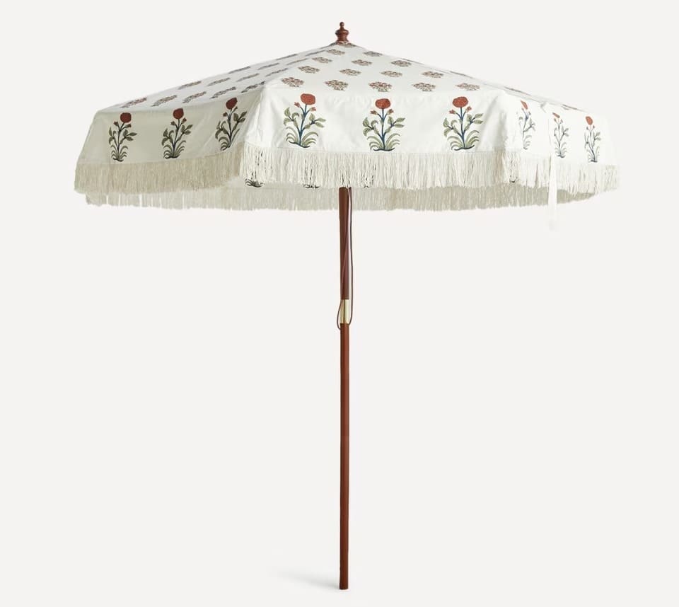 El parasol de madera Duna con acabado en flecos de El Corte Inglés