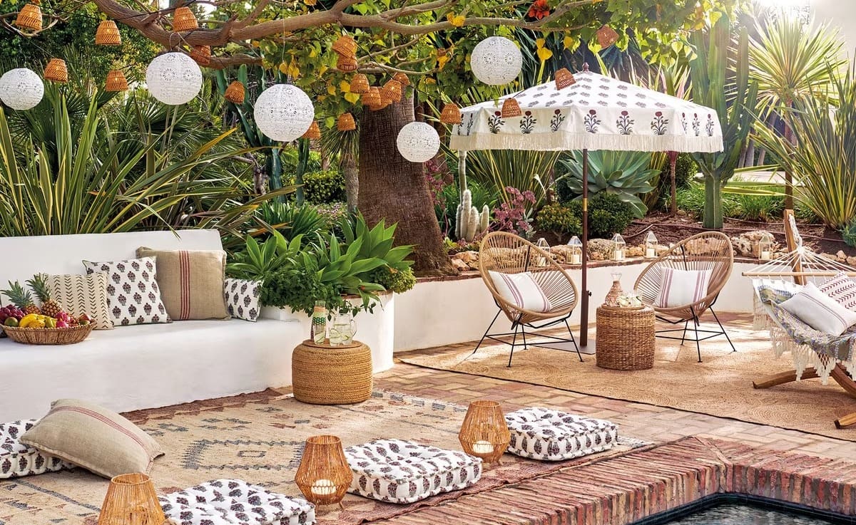 El parasol de madera Duna con acabado en flecos de El Corte Inglés