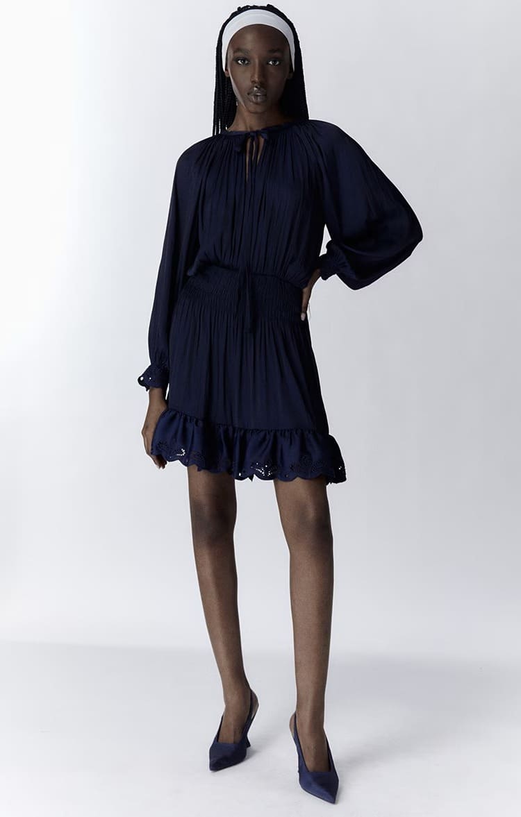 El vestido con detalle schiffly azul marino de Sfera en El Corte Inglés