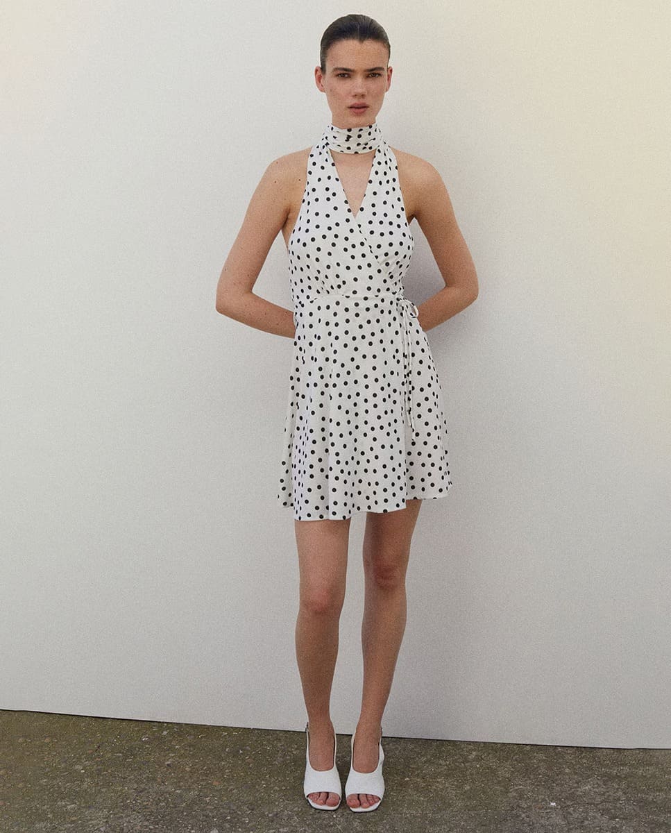 El vestido mini con lunares blanco de Sfera en El Corte Inglés