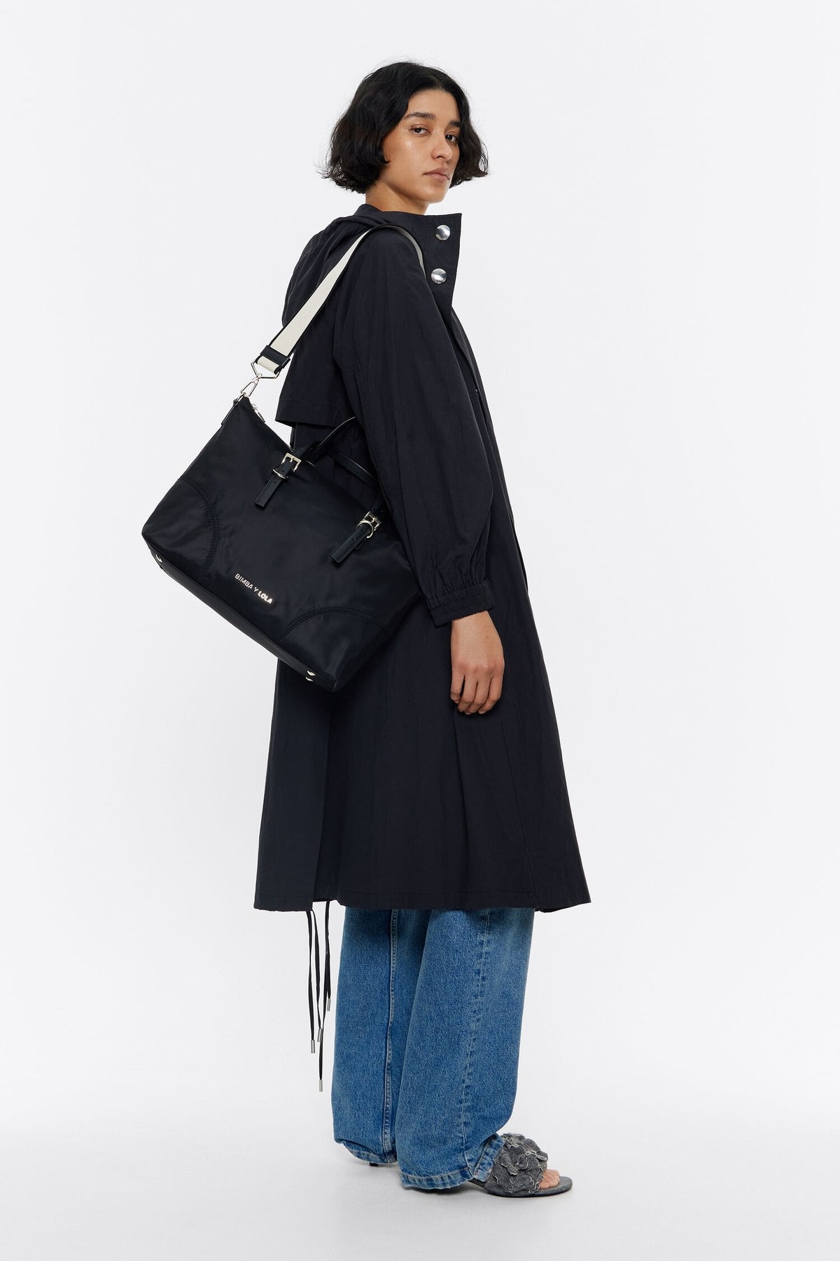 El bolso shopper grande de nylon negro de Bimba y Lola