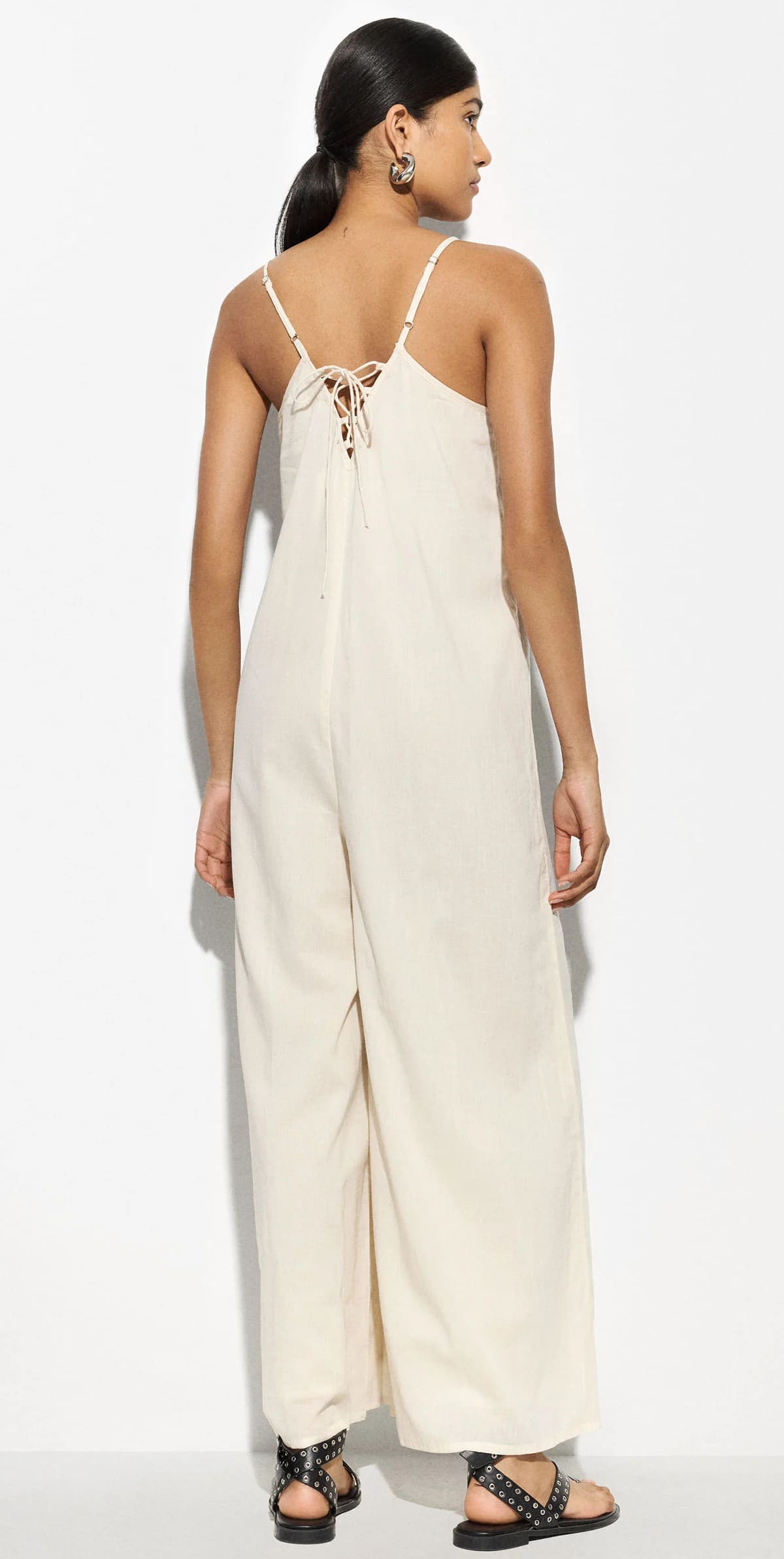 El mono midi de algodón color crudo de Parfois