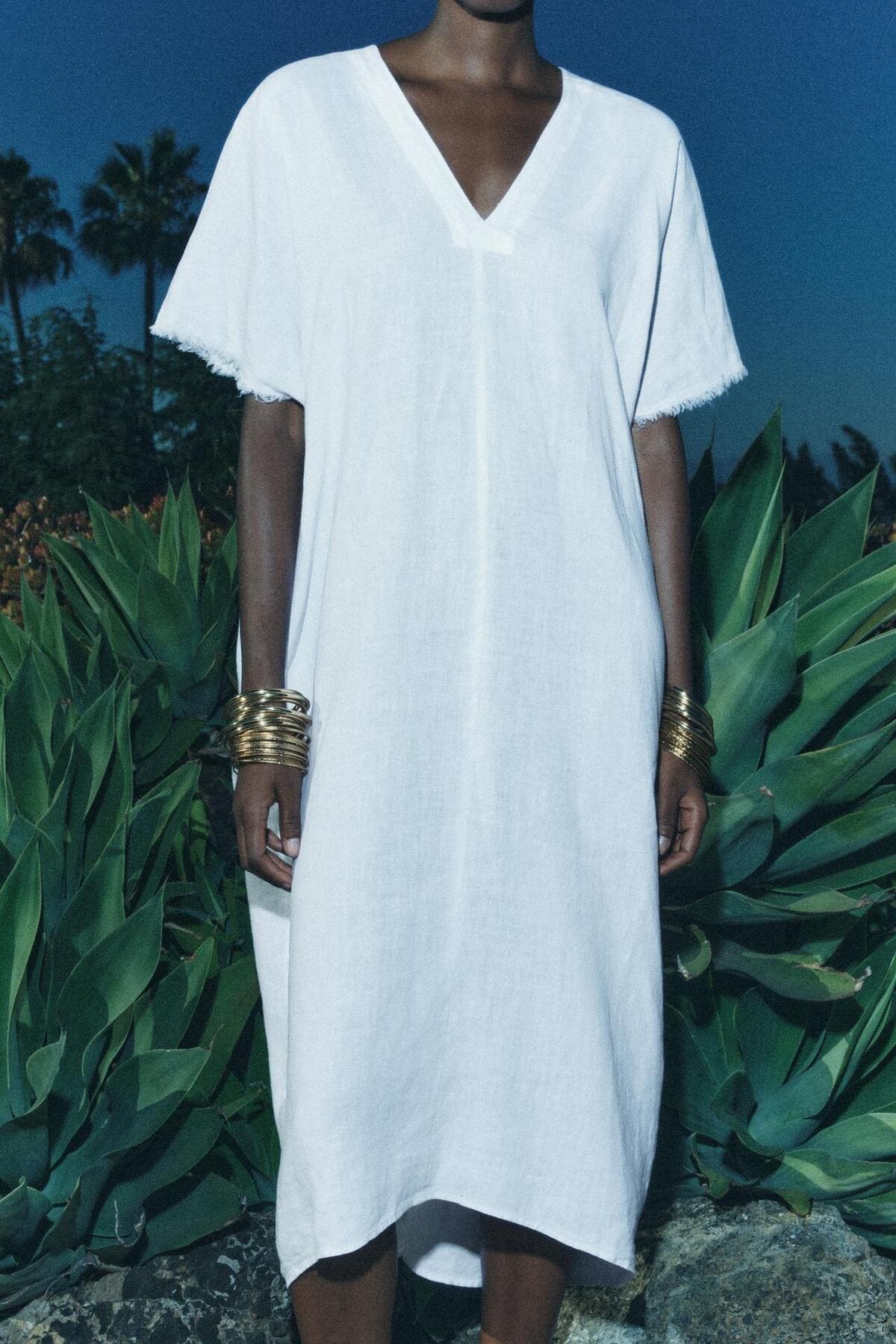 El vestido túnica con mezcla de lino ZW Collection blanco de Zara