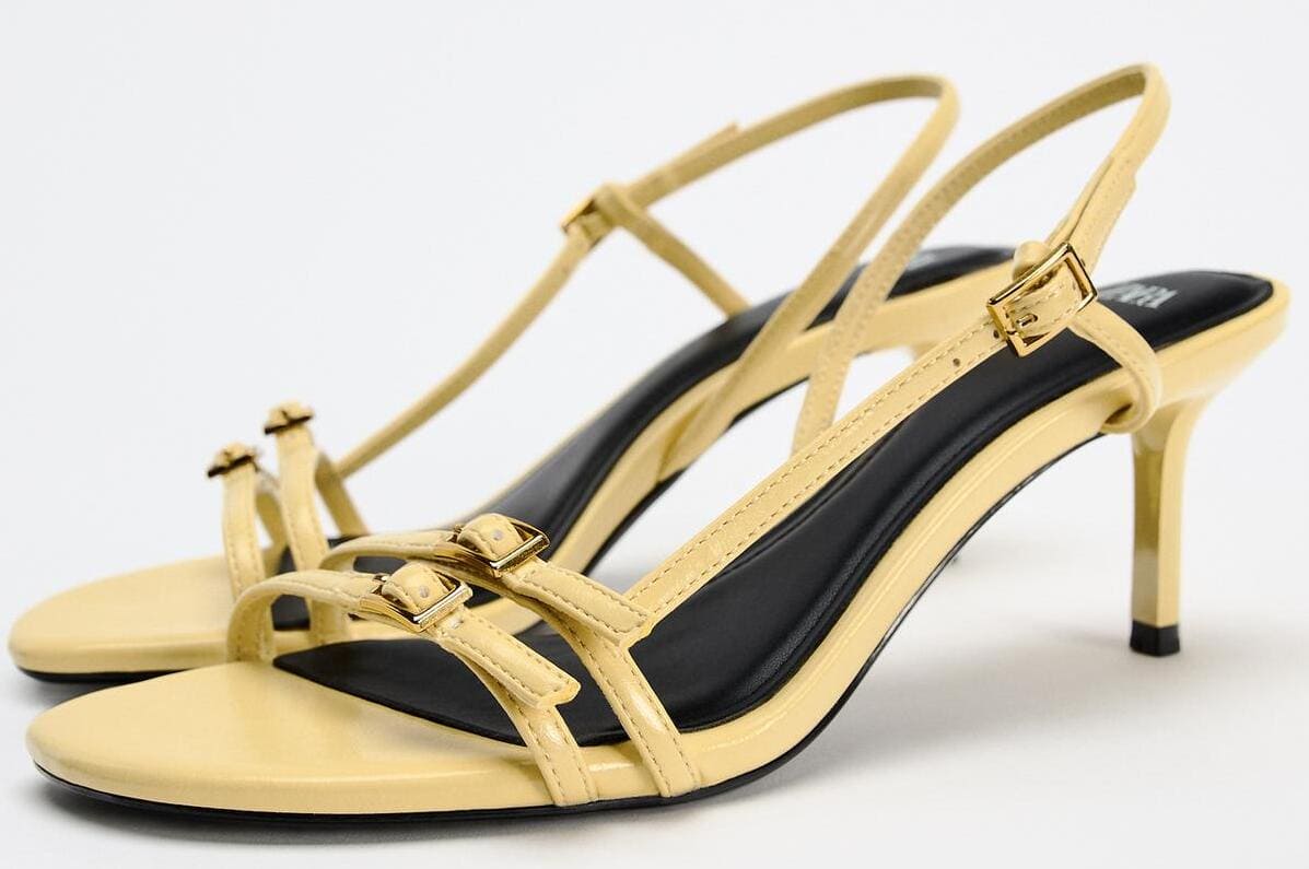Las nuevas sandalias de tacón con hebillas amarillas de Zara