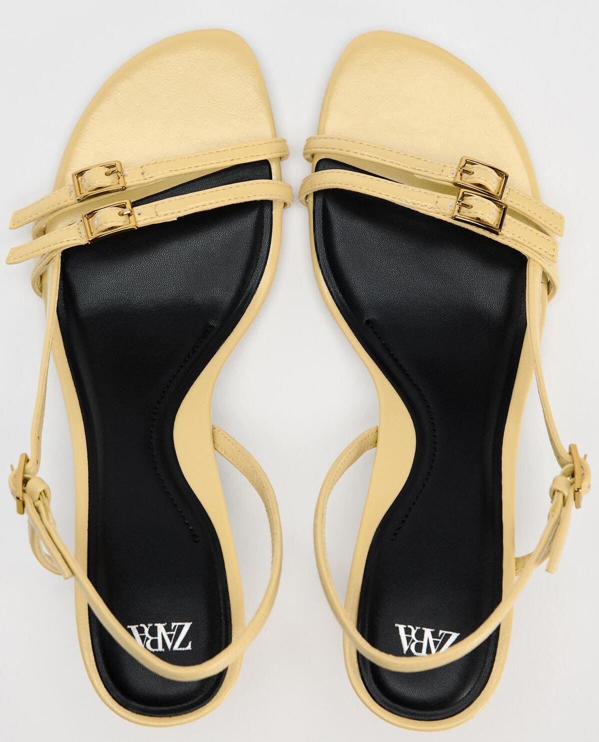 Las nuevas sandalias de tacón con hebillas amarillas de Zara