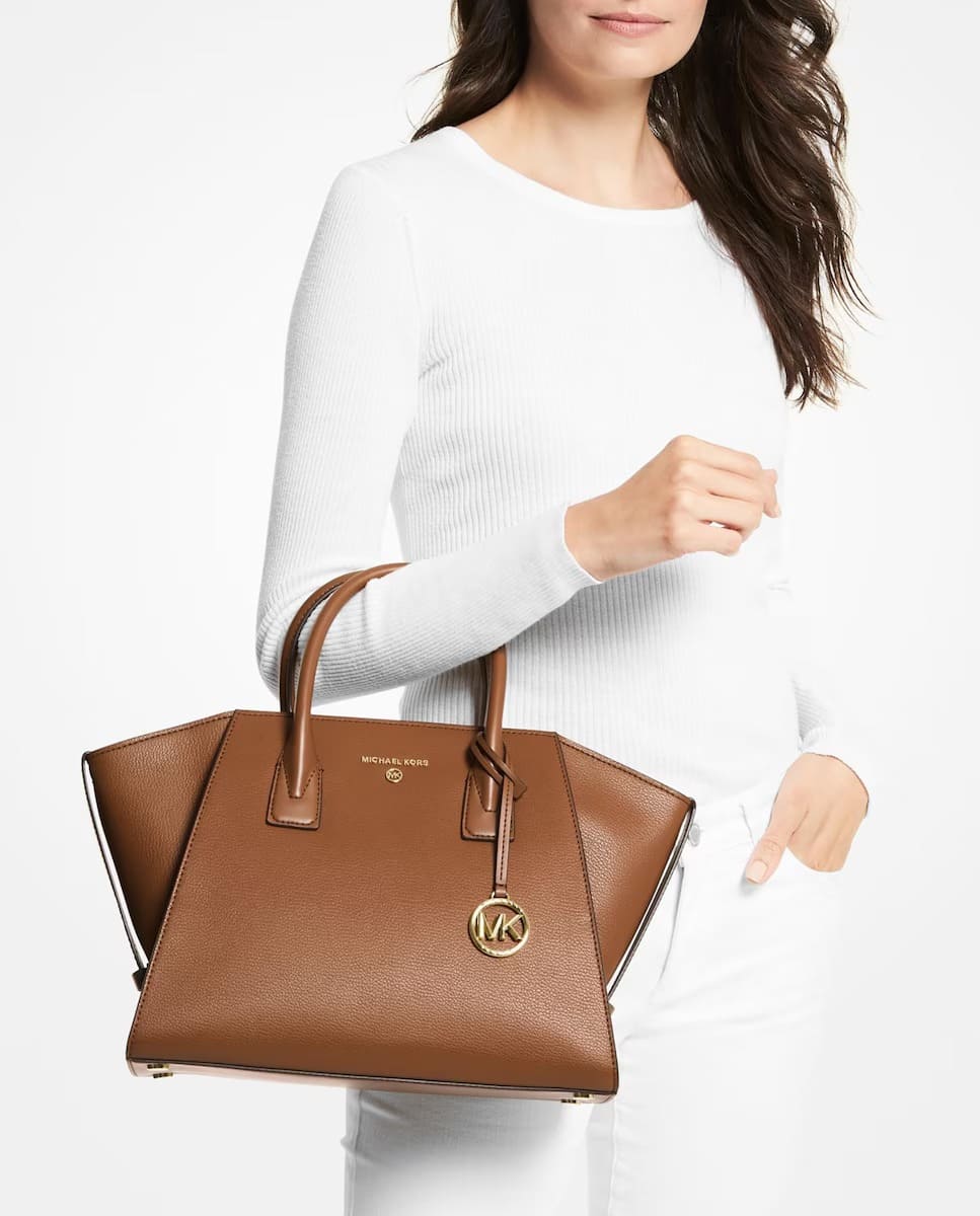 El bolso de hombro Avril de piel convertible a bandolera de Michael Kors en El Corte Inglés