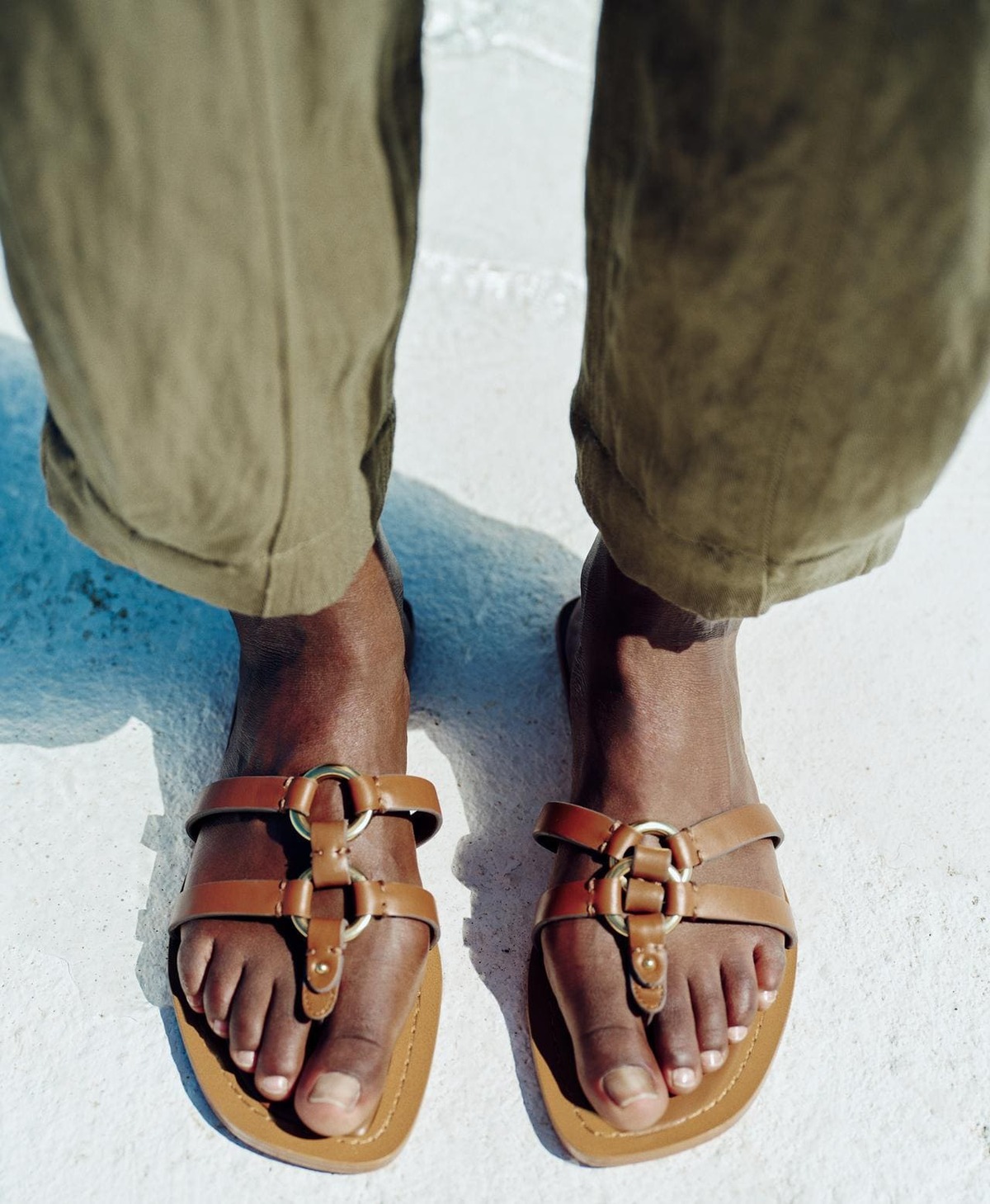 Las nuevas sandalias de piel con adorno metálico de color marrón de Zara