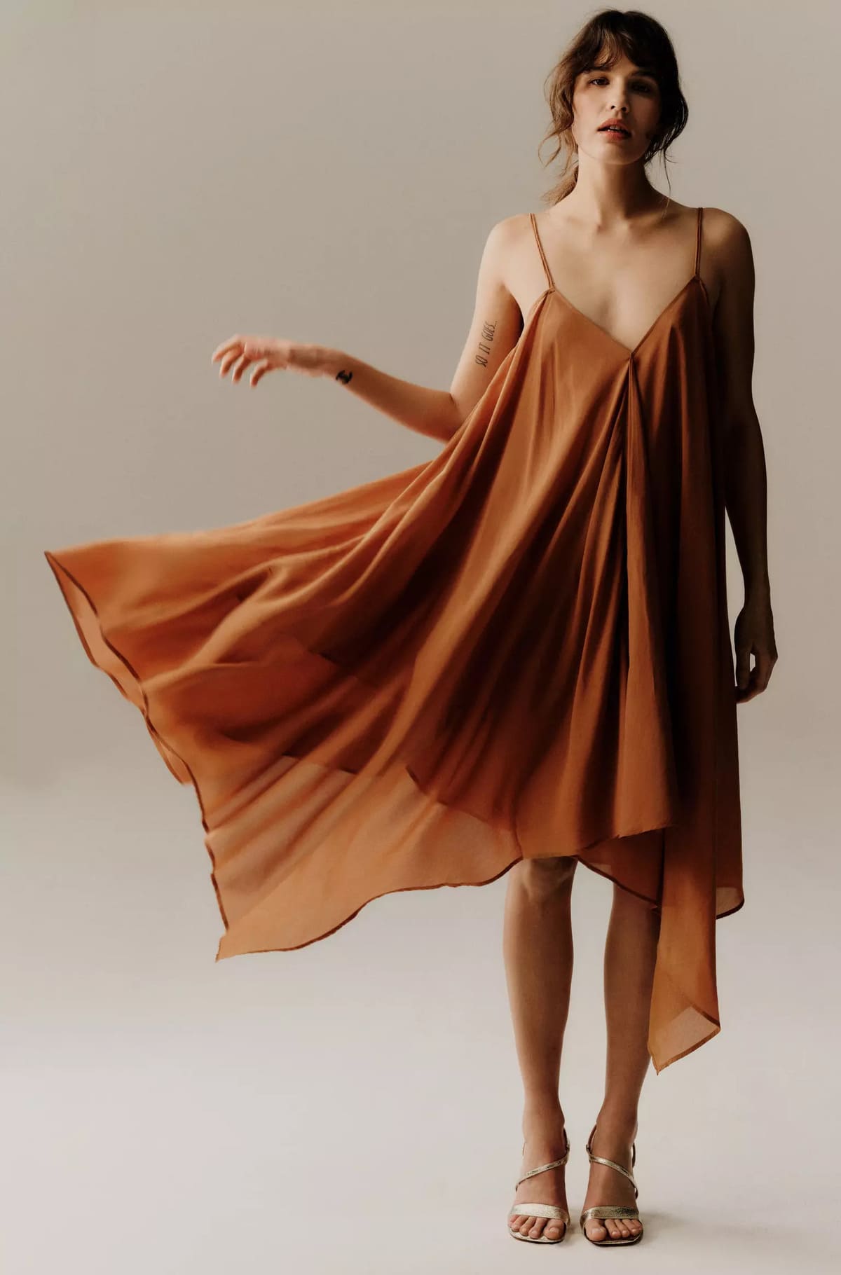 El nuevo vestido tipo pañuelo con bajo asimétrico de The Edit en Primark